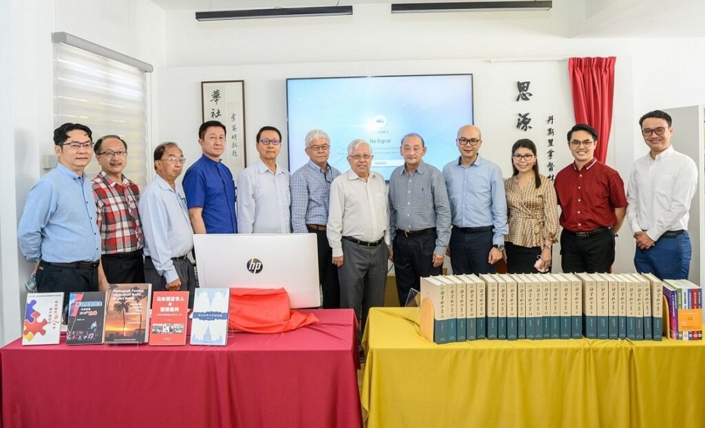 SGM赠送《许云樵全集》予新纪元大学学院及华社研究中心