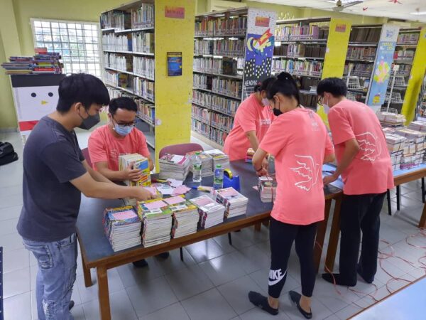 SGM Members Volunteer at Local Library