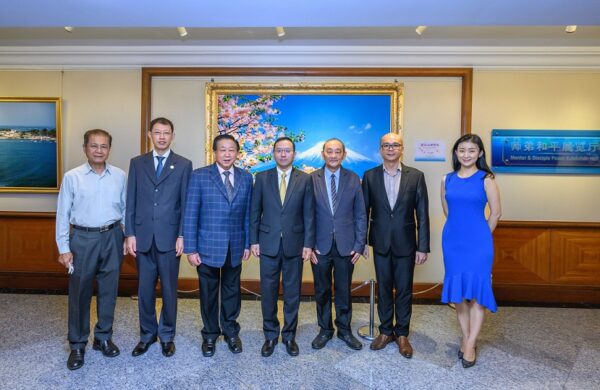 中国驻马公使参观师弟和平馆