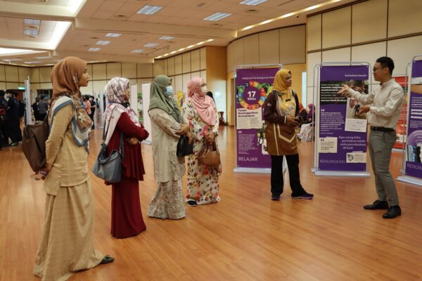 Students and Teachers from SMJK Yu Hua Visit the Seeds of Hope and Action Exhibition