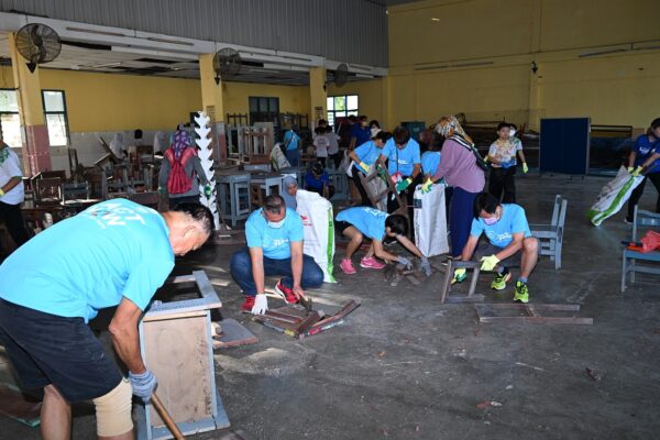 SGM Kedah Helps Clean Up School