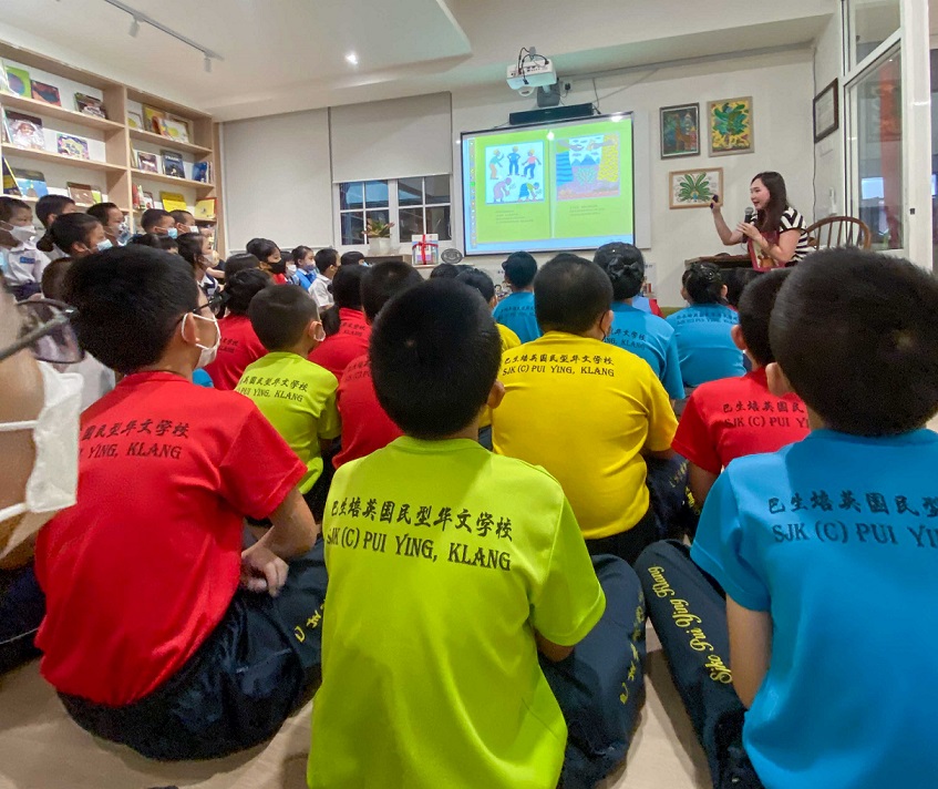 books donation to SJKC pui ying