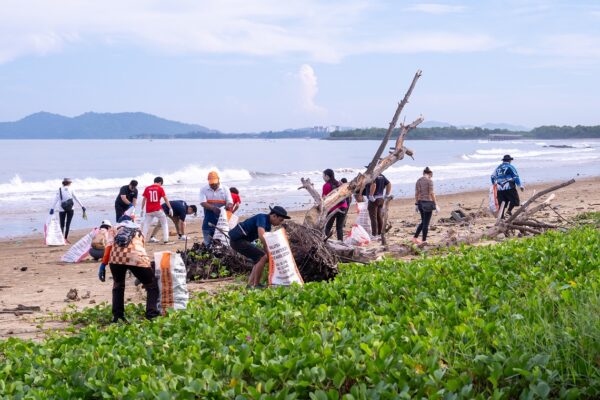 20230916 Sabah beach cleaning